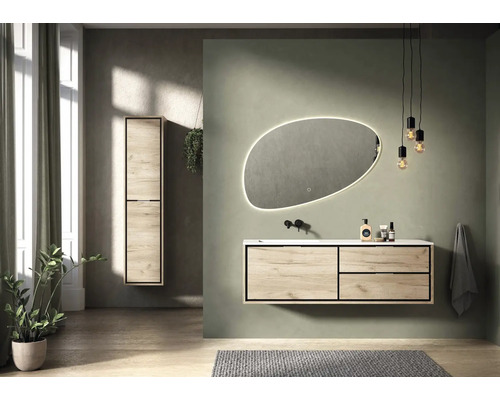 Modernes Badezimmer mit Waschtischunterschrank, Spiegelschrank, beleuchtetem Spiegel und Hängeleuchte