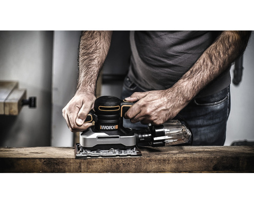 Mann schleift Holzbrett mit einem WORX Exzenterschleifer