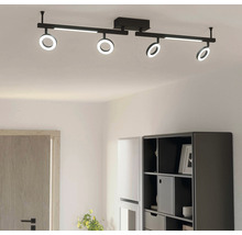 Deckenleuchte mit vier LED-Leuchten im Wohnzimmer
