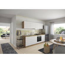 Helle Küche mit Küchenzeile, Esstisch und Blick in den Wohnbereich.