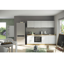 Helle Küche mit weißen Schränken, Küchentisch und Stuhl