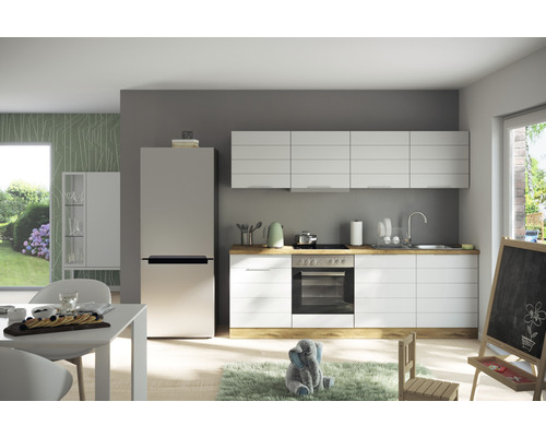 Helle Küche mit weißen Schränken, Küchentisch und Stuhl