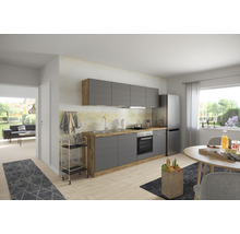 Helle Küche mit grauen Schränken und Holzarbeitsplatte, inklusive Esstisch und Blick ins Wohnzimmer