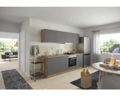 Helle Küche mit grauen Schränken und Holzarbeitsplatte, inklusive Esstisch und Blick ins Wohnzimmer