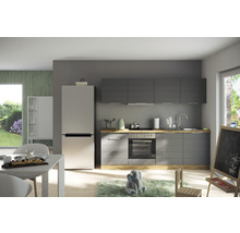 Moderne Küche mit grauen Schränken, Kühlschrank und Esstisch in einem hellen Raum.