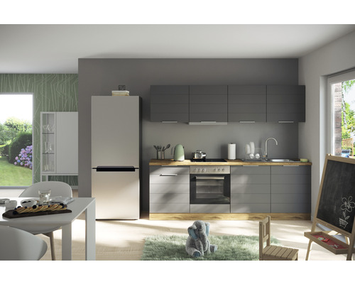 Moderne Küche mit grauen Schränken, Kühlschrank und Esstisch in einem hellen Raum.