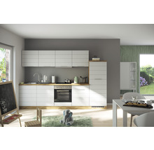 Helle Küche mit weißen Schränken und Holzarbeitsplatte in einem modernen Zuhause.