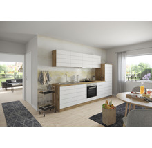 Helle Küche mit Einbauschränken und Holzelementen in modernem Design