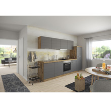 Moderne Küche mit grauen Fronten und Holzdetails in einem hellen Raum.