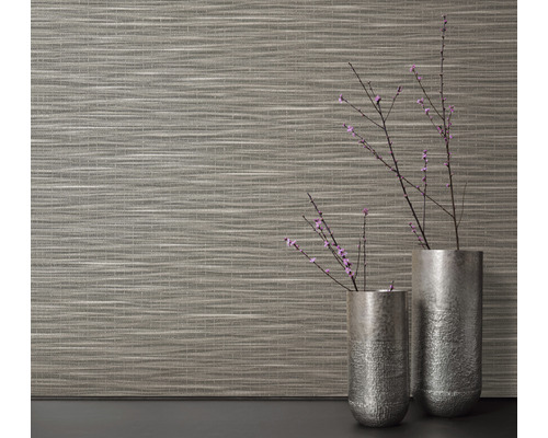 Nahaufnahme einer Strukturtapete mit zwei dekorativen Vasen mit Zweigen