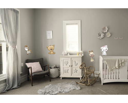 Kinderzimmer mit Möbeln und Wandtattoos mit Tiermotiven.