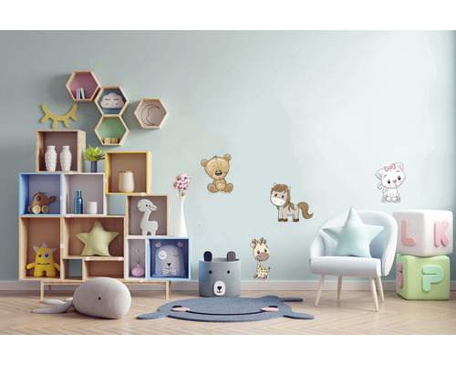 Helles Kinderzimmer mit Regalen, Spielzeug und Wandtattoos