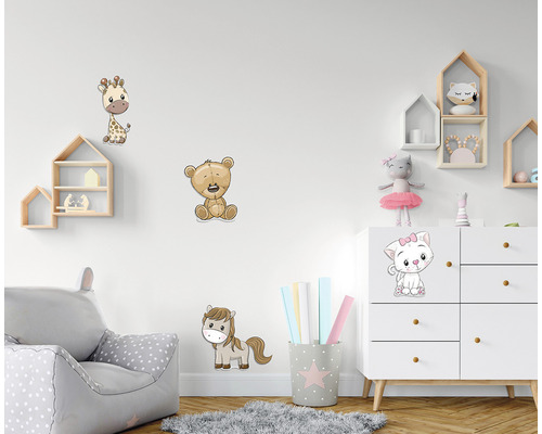 Dekorative Wandaufkleber mit Tiermotiven im Kinderzimmer.