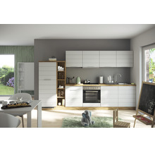 Moderne Küche mit weißen Schränken und Holzelementen, Essbereich mit Tisch und Stühlen.