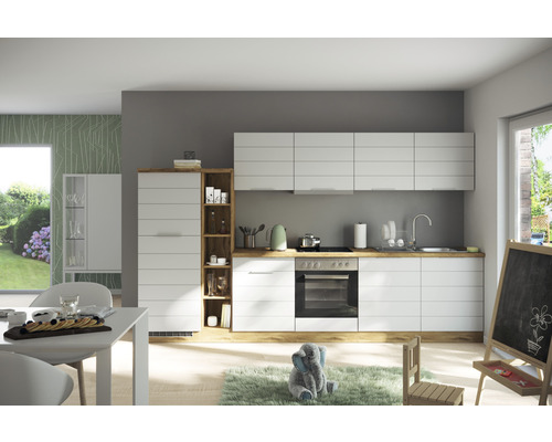 Moderne Küche mit weißen Schränken und Holzelementen, Essbereich mit Tisch und Stühlen.