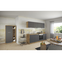 Helle Küche mit Küchenzeile, Küchenschrank und Esstisch