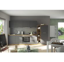 Moderne Küche mit grauen Fronten und Holzelementen in einem hellen Raum.