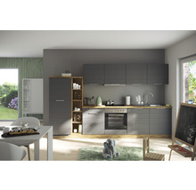 Graue Küche mit Spüle, Herd, Schränken und Regalen in einem hellen Raum.