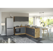 Helle Küche mit grauen Schränken, Holzoberflächen und modernem Design.