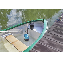 Schmutzwasserpumpe mit Akku-Steuereinheit im Boot auf dem Wasser