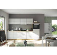 Moderne Küche mit weißen Schränken und Arbeitsplatte in Holzoptik.