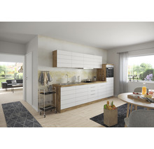 Moderne Küche mit weißen Schränken, Holzdetails und Esstisch in einem hellen Raum.