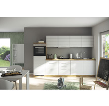 Helle Küche mit weißen Schränken und Holzarbeitsplatte für ein modernes Küchendesign.