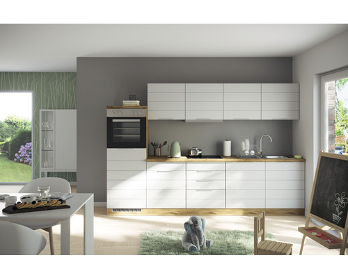 Helle Küche mit weißen Schränken und Holzarbeitsplatte für ein modernes Küchendesign.