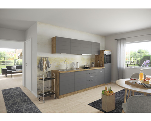 Helle Küche mit grauen Fronten und Holzelementen, einschließlich Esstisch und Wohnbereich