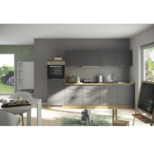 Graue Küche mit Ober- und Unterschränken, Arbeitsplatte aus Holzdekor und Essbereich