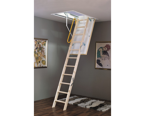 Ausgezogene Bodentreppe aus Holz im Raum.