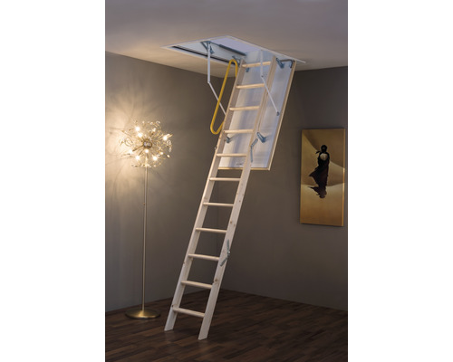 Ausgeklappte Bodentreppe aus Holz mit Handlauf im Wohnraum