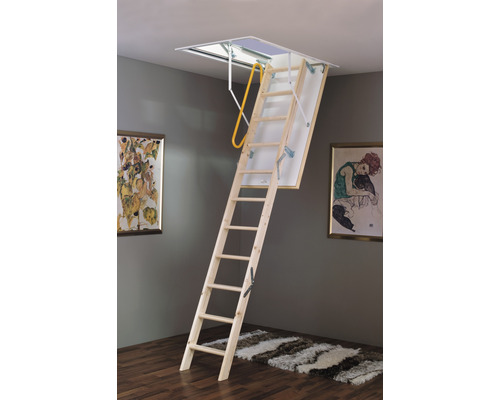 Dachbodentreppe aus Holz mit Handlauf im Innenraum