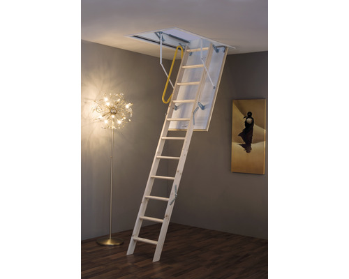 Ausgezogene Bodentreppe aus Holz im Innenraum.