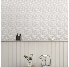 Badezimmerwand mit floral gemusterter Tapete und Wandpaneelen
