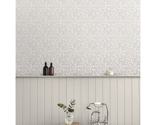 Badezimmerwand mit floral gemusterter Tapete und Wandpaneelen