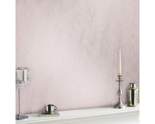 Rosa Tapete mit Kerzenständer, Vase und Teetasse auf einem Kaminsims