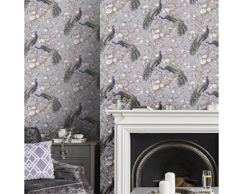 Zimmer mit Tapete mit Pfauen- und Blumenmuster, Kamin und Sitzgelegenheit