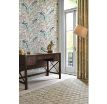 Büro mit Schreibtisch, dekorativer Tapete mit floralem Vogelmuster, Teppich und Vorhängen