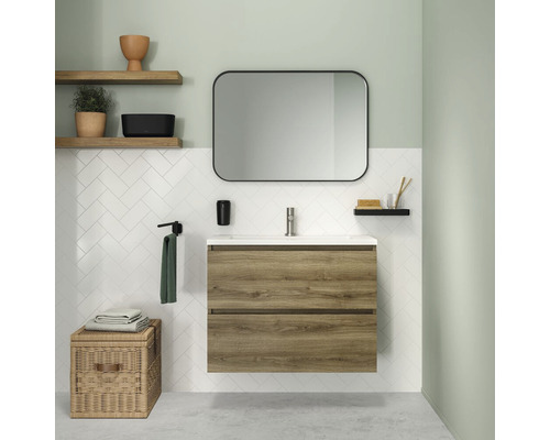 Badezimmer mit Waschbeckenunterschrank, Spiegel und Dekoration