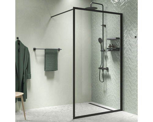 Badezimmer mit Duschkabine, Handtuch und Bademantel