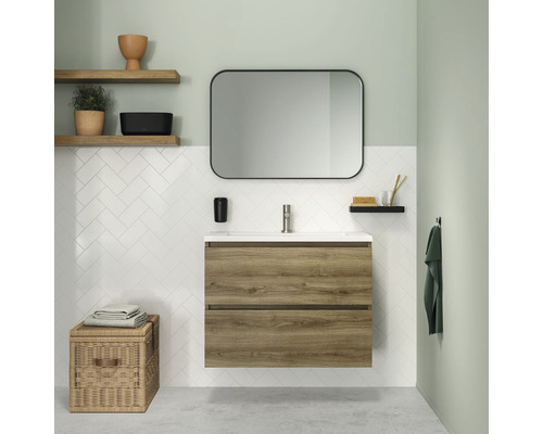 Badezimmer mit Waschtischunterschrank, Spiegel und Regalen
