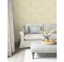 Wohnzimmer mit Sofa, Hocker und floral gemusterter Tapete