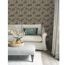 Wohnzimmer mit grüner Blättertapete, Sofa und Ottomane