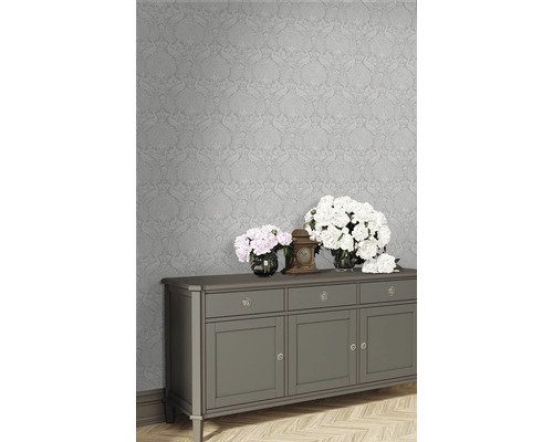 Wohnraum mit floral gemusterter Tapete und Sideboard