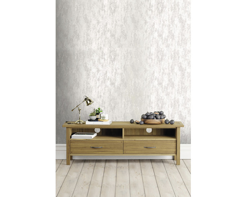 Wohnzimmer mit Kommode aus Holz, Tischlampe und Tapete mit Struktur