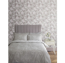 Schlafzimmer mit Bett, Nachttisch und geblümter Tapete