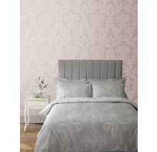 Schlafzimmer mit Bett, Nachttisch und gemusterter Tapete