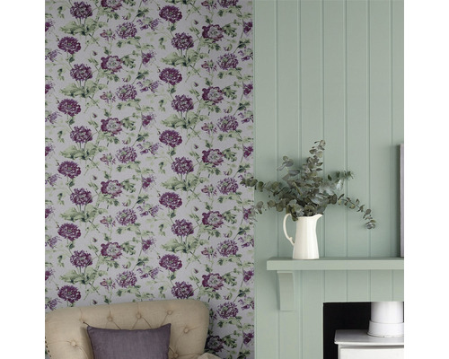 Wohnraum mit Blumentapete, Holzvertäfelung und Dekorationen für ein harmonisches Interieur.