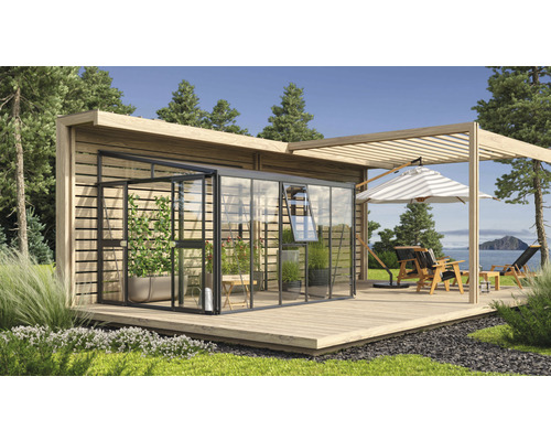 Gewächshaus mit Glaselementen und Holzrahmen auf einer Terrasse mit Gartenmöbeln unter einem Sonnenschirm